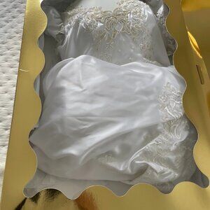 VINTAGE WEDDING DRESS - PROFESSIONAL CLEANED AND STORED - WHITE LACE BEADS TRAIN